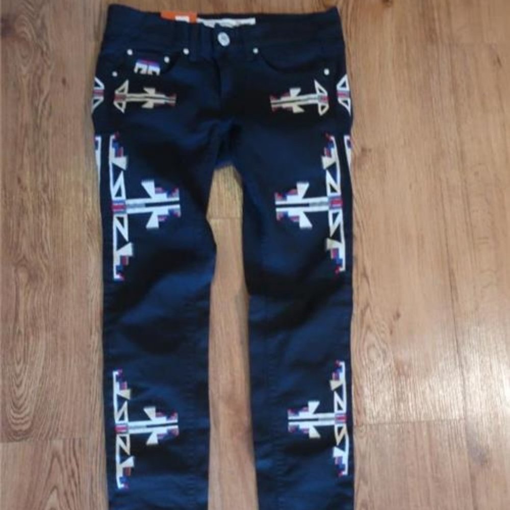 NWT WOMENS VINCENT 858 BLACK WHITE RED EMBROIDERED INDIAN DESIGN JEANS 28 *